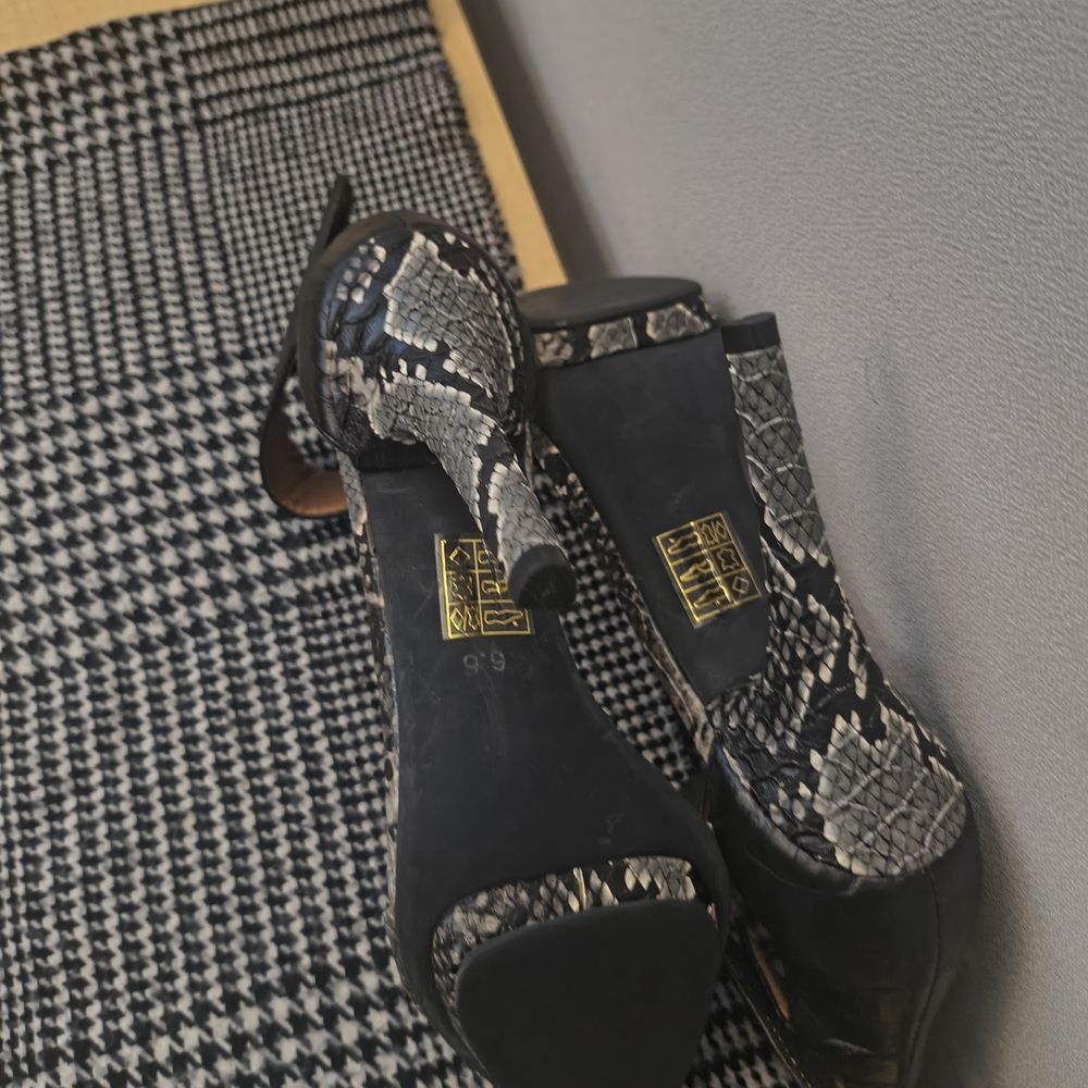 Crown Vintage Black and Gray Patterned Heels - Picture 3 of 4